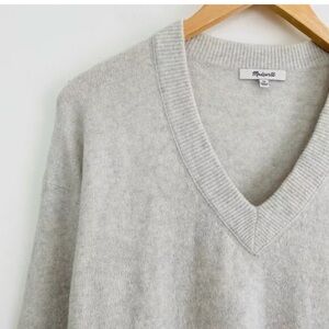 Madewell Bartlett V-Neck Pullover
Sweater Large Gray Merino Wool Relaxed Fit